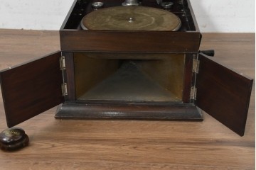 【簡易リペア限定品】　イギリスアンティーク　C. H. Gilbert & Co. Ltd.　Geisha　ノスタルジックな蓄音機　(R-088750)