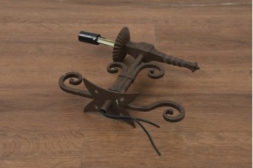 イギリスヴィンテージ　ロートアイアン　渦巻き装飾と波打つ受け皿が印象的なウォールライト　(R-088769)