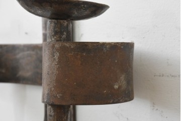 《壁付け照明加工費込み》　イギリスヴィンテージ　ロートアイアン　重厚感のあるキャンドルスタンド型ウォールライト　(R-088771)