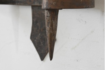 《壁付け照明加工費込み》　イギリスヴィンテージ　ロートアイアン　重厚感のあるキャンドルスタンド型ウォールライト　(R-088771)