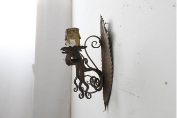 イギリスアンティーク　ロートアイアン　燭台のような意匠が印象的なキャンドルスタンド型ウォールライト　(R-088772)