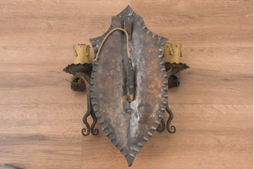 イギリスアンティーク　ロートアイアン　燭台のような意匠が印象的なキャンドルスタンド型ウォールライト　(R-088772)