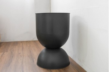 新古　展示品　未使用　北欧デザイン　特大!!　高さ600mmで上下どちらでも使えるモダンデザインのスチール製プランター　(R-088773)