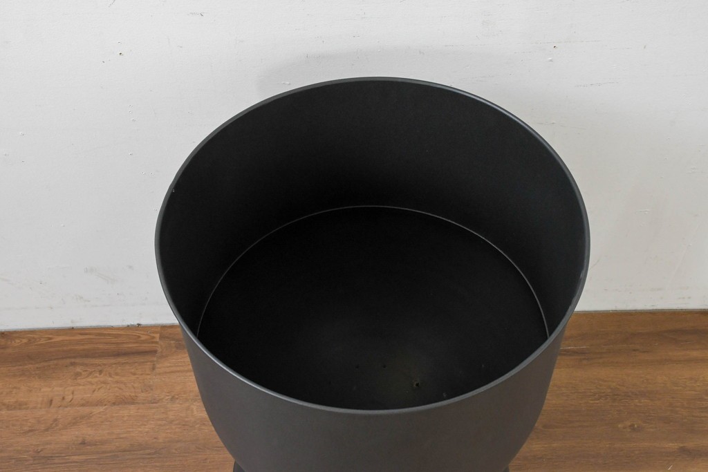 新古　展示品　未使用　北欧デザイン　特大!!　高さ600mmで上下どちらでも使えるモダンデザインのスチール製プランター　(R-088773)