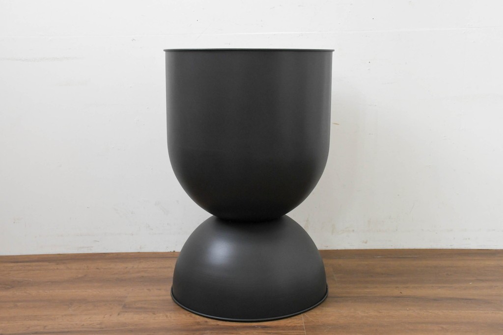新古　展示品　未使用　北欧デザイン　特大!!　高さ600mmで上下どちらでも使えるモダンデザインのスチール製プランター　(R-088773)