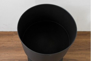 新古　展示品　未使用　北欧デザイン　特大!!　高さ760mmで上下どちらでも使えるモダンデザインのスチール製プランター　(R-088774)