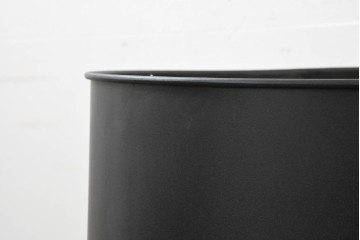 新古　展示品　未使用　北欧デザイン　特大!!　高さ760mmで上下どちらでも使えるモダンデザインのスチール製プランター　(R-088774)