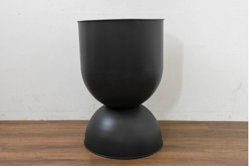 新古　展示品　未使用　北欧デザイン　特大!!　高さ760mmで上下どちらでも使えるモダンデザインのスチール製プランター　(R-088774)