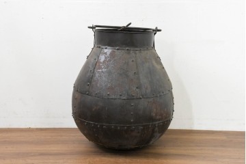アンティーク　アイアン　パッチワークのようなリベット留めが男前インテリアに映える水瓶　(R-088775)