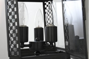 新古　展示品　高級品　真鍮製　格子装飾が魅力のウォールライト　(R-088781)