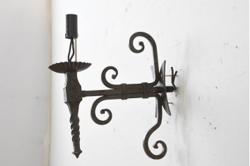 イギリスヴィンテージ　ロートアイアン　渦巻き装飾と波打つ受け皿が印象的なウォールライト　(R-088785)