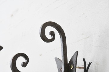 イギリスヴィンテージ　ロートアイアン　渦巻き装飾と波打つ受け皿が印象的なウォールライト　(R-088785)