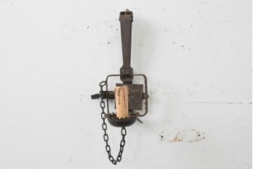 イギリスヴィンテージ　1950年頃　鍛鉄の古い罠(トラップ)を再構築したキャンドルスタンド型ウォールランプ　(R-088796)