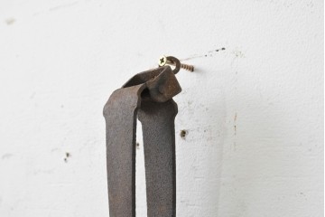 イギリスヴィンテージ　1950年頃　鍛鉄の古い罠(トラップ)を再構築したキャンドルスタンド型ウォールランプ　(R-088796)
