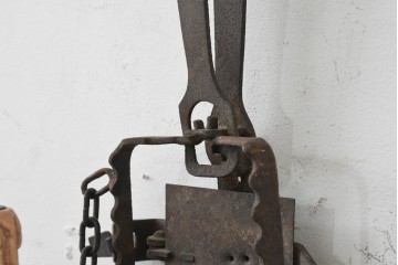 イギリスヴィンテージ　1950年頃　鍛鉄の古い罠(トラップ)を再構築したキャンドルスタンド型ウォールランプ　(R-088796)