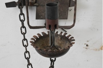 イギリスヴィンテージ　1950年頃　鍛鉄の古い罠(トラップ)を再構築したキャンドルスタンド型ウォールランプ　(R-088796)