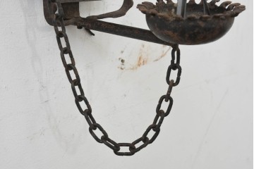 イギリスヴィンテージ　1950年頃　鍛鉄の古い罠(トラップ)を再構築したキャンドルスタンド型ウォールランプ　(R-088796)