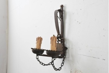 イギリスヴィンテージ　1950年頃　鍛鉄の古い罠(トラップ)を再構築したキャンドルスタンド型ウォールランプ　(R-088797)