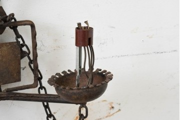 イギリスヴィンテージ　1950年頃　鍛鉄の古い罠(トラップ)を再構築したキャンドルスタンド型ウォールランプ　(R-088797)