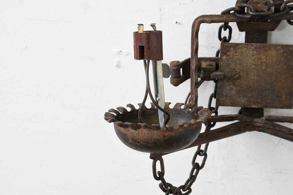 イギリスヴィンテージ　1950年頃　鍛鉄の古い罠(トラップ)を再構築したキャンドルスタンド型ウォールランプ　(R-088797)