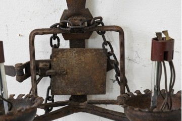 イギリスヴィンテージ　1950年頃　鍛鉄の古い罠(トラップ)を再構築したキャンドルスタンド型ウォールランプ　(R-088797)