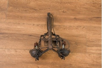 イギリスヴィンテージ　1950年頃　鍛鉄の古い罠(トラップ)を再構築したキャンドルスタンド型ウォールランプ　(R-088797)