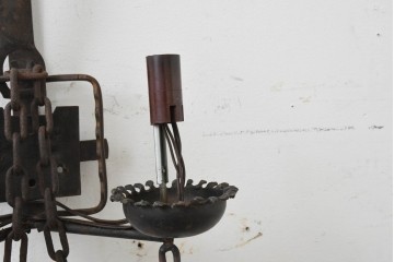 イギリスヴィンテージ　1950年頃　鍛鉄の古い罠(トラップ)を再構築したキャンドルスタンド型ウォールランプ　(R-088798)
