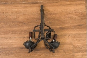 イギリスヴィンテージ　1950年頃　鍛鉄の古い罠(トラップ)を再構築したキャンドルスタンド型ウォールランプ　(R-088798)