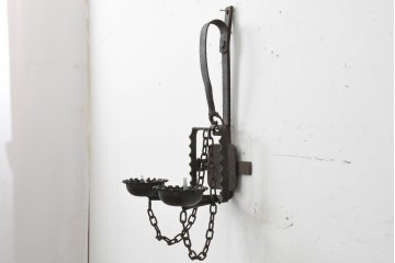 イギリスヴィンテージ　1950年頃　鍛鉄の古い罠(トラップ)を再構築したキャンドルスタンド型ウォールランプ　(R-088799)