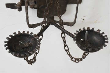 イギリスヴィンテージ　1950年頃　鍛鉄の古い罠(トラップ)を再構築したキャンドルスタンド型ウォールランプ　(R-088799)
