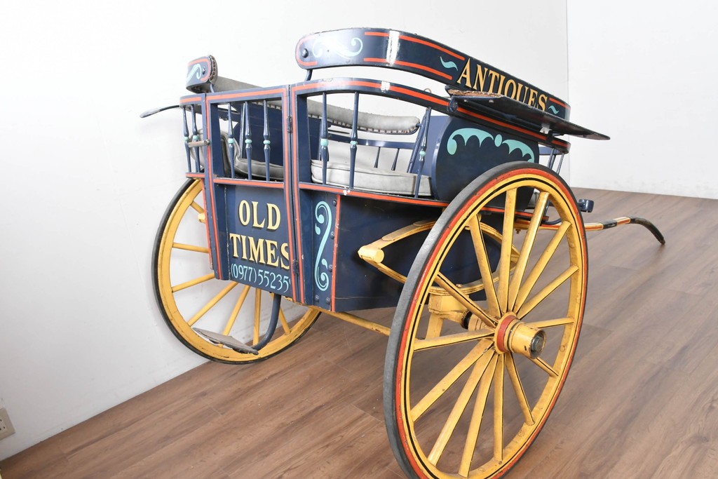 イギリスアンティーク　著名工房リペイント済み品　色鮮やかなペイントが目を引く馬車　(R-088802)