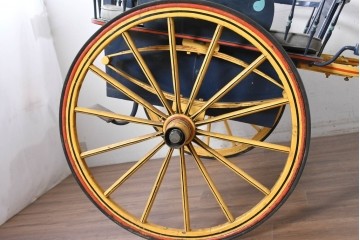 イギリスアンティーク　著名工房リペイント済み品　色鮮やかなペイントが目を引く馬車　(R-088802)