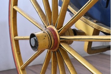 イギリスアンティーク　著名工房リペイント済み品　色鮮やかなペイントが目を引く馬車　(R-088802)