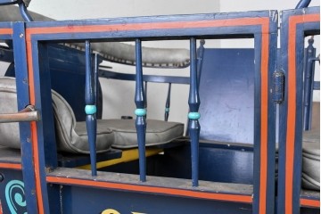 イギリスアンティーク　著名工房リペイント済み品　色鮮やかなペイントが目を引く馬車　(R-088802)
