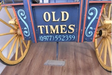 イギリスアンティーク　著名工房リペイント済み品　色鮮やかなペイントが目を引く馬車　(R-088802)