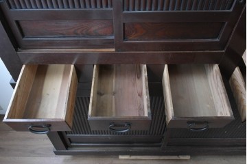 和製アンティーク　和の風格あふれる丸桟引き戸の二段重ね近江水屋箪笥　(R-088803)