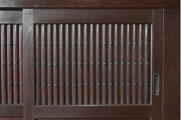 和製アンティーク　和の風格あふれる丸桟引き戸の二段重ね近江水屋箪笥　(R-088803)