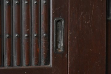 和製アンティーク　和の風格あふれる丸桟引き戸の二段重ね近江水屋箪笥　(R-088803)