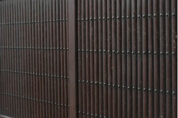和製アンティーク　和の風格あふれる丸桟引き戸の二段重ね近江水屋箪笥　(R-088803)
