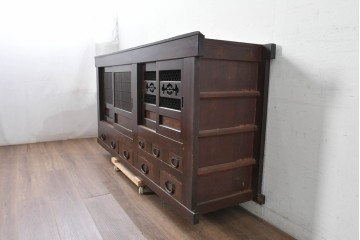 和製アンティーク　引き出し8杯付き　和の風格あふれる丸桟引き戸の近江水屋箪笥サイドボード　(R-088804)