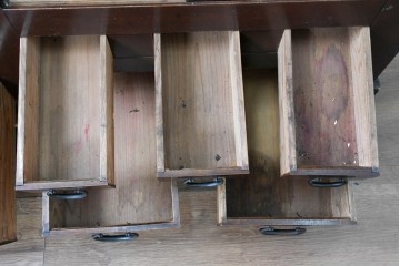 和製アンティーク　引き出し8杯付き　和の風格あふれる丸桟引き戸の近江水屋箪笥サイドボード　(R-088804)