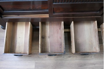 和製アンティーク　引き出し8杯付き　和の風格あふれる丸桟引き戸の近江水屋箪笥サイドボード　(R-088804)