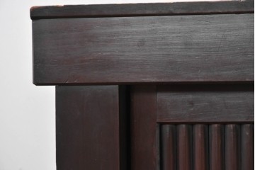 和製アンティーク　引き出し8杯付き　和の風格あふれる丸桟引き戸の近江水屋箪笥サイドボード　(R-088804)