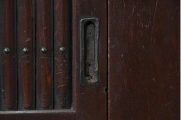 和製アンティーク　引き出し8杯付き　和の風格あふれる丸桟引き戸の近江水屋箪笥サイドボード　(R-088804)