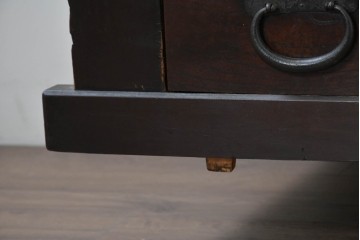 和製アンティーク　引き出し8杯付き　和の風格あふれる丸桟引き戸の近江水屋箪笥サイドボード　(R-088804)