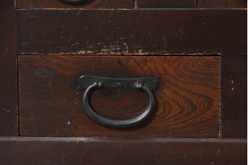 和製アンティーク　引き出し8杯付き　和の風格あふれる丸桟引き戸の近江水屋箪笥サイドボード　(R-088804)