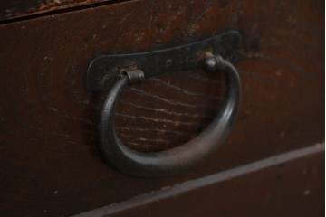 和製アンティーク　引き出し8杯付き　和の風格あふれる丸桟引き戸の近江水屋箪笥サイドボード　(R-088804)