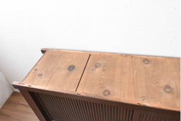 和製アンティーク　和の風格あふれる丸桟引き戸の近江水屋箪笥サイドボード　(R-088805)