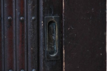 和製アンティーク　和の風格あふれる丸桟引き戸の近江水屋箪笥サイドボード　(R-088805)
