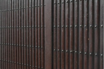 和製アンティーク　和の風格あふれる丸桟引き戸の近江水屋箪笥サイドボード　(R-088805)